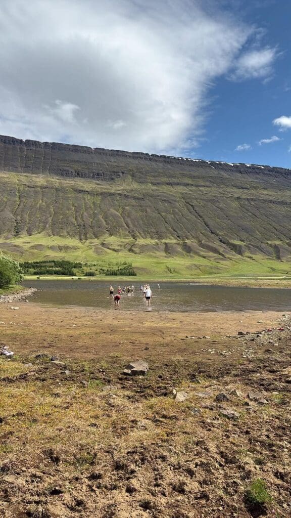 Stelpurnar að synda í Drulluvík