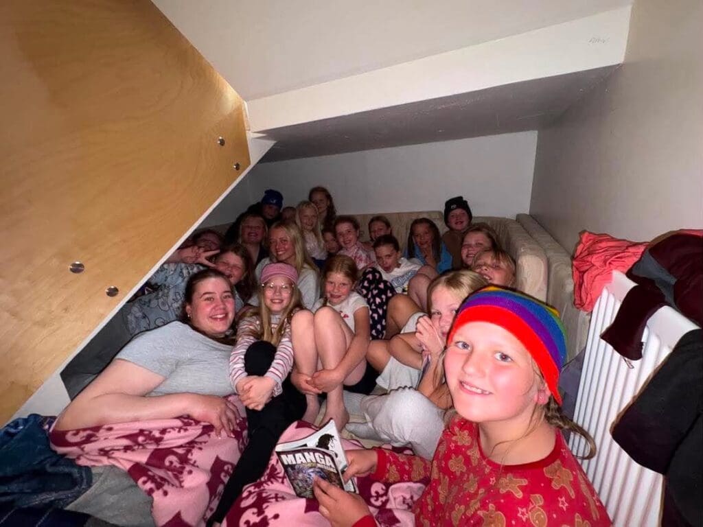 Allar stelpurnar og nokkrir foringjar að hlýja sér undir stiga eftir sundsprett í Hólavatni