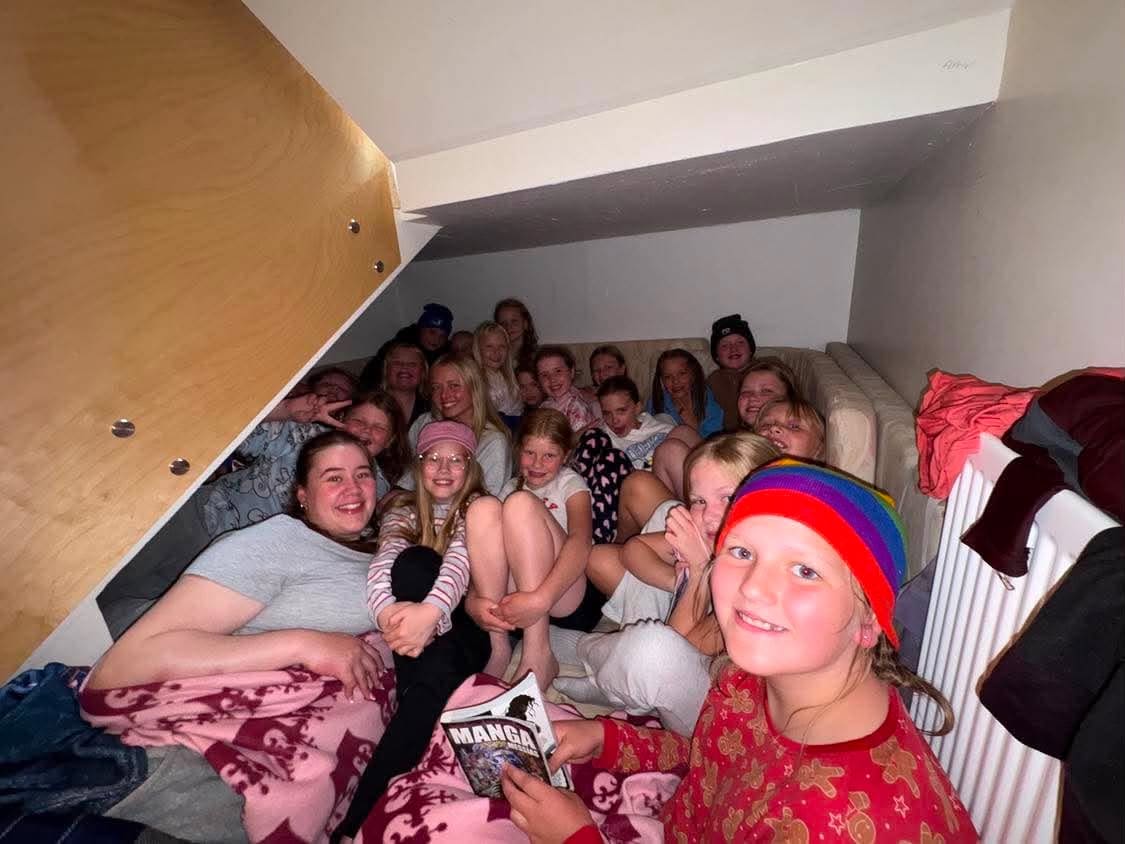 Allar stelpurnar og nokkrir foringjar að hlýja sér undir stiga eftir sundsprett í Hólavatni